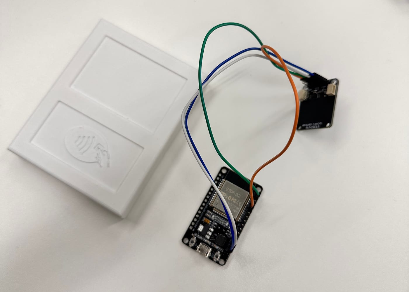 SmartBon-Gehäuse mit ESP32, NFC-Modul und Kabeln