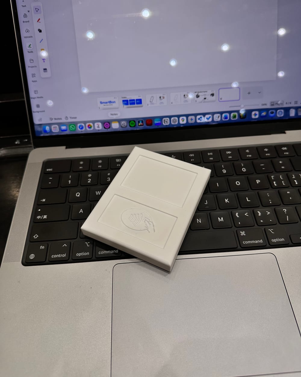 Gedrucktes SmartBon-Gehäuse auf einem Laptop